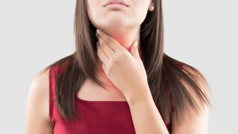Người bệnh viêm họng sẽ gặp phải những triệu chứng sau: đau họng, đau rát khi nuốt nước bọt, đau rát khi nói chuyện,...