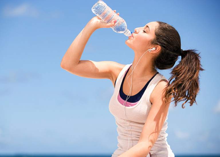 Uống nhiều nước còn giúp cải thiện làn da đáng kể