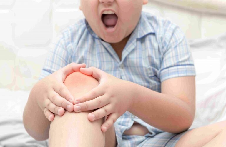 Đau nhức khớp gối cũng có thể gặp ở trẻ em, dù số trường hợp bị tình trạng này không phổ biến như ở người trung niên