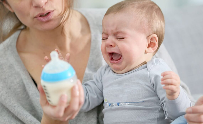 trẻ sơ sinh uống sữa ngoài bị táo bón