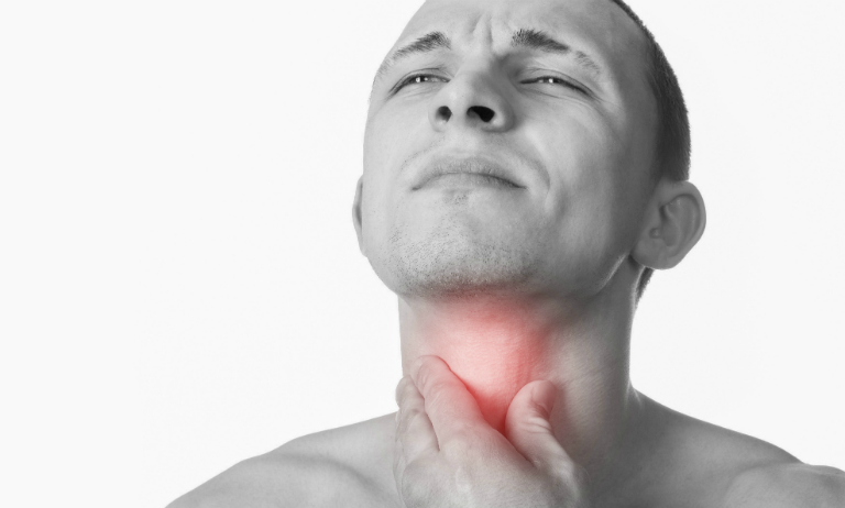 Một số triệu chứng của bệnh viêm họng đỏ là đau rát khi nuốt nước bọt, đau rát khi nói chuyện, nổi hạch ở cổ, sốt,...