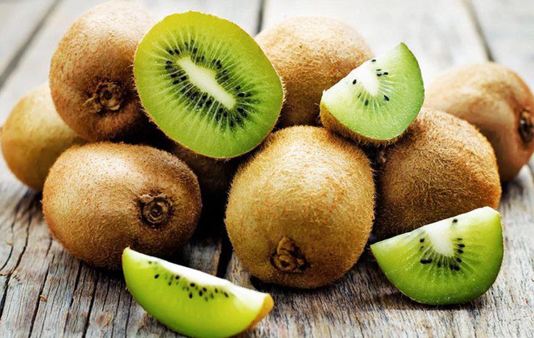 Ăn 1 trái kiwi trước khi ngủ được cho là sẽ giúp kích hoạt giấc ngủ đến sớm hơn