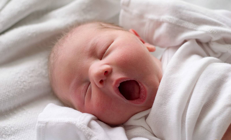 trẻ sơ sinh bị nghẹt mũi thở khò khè