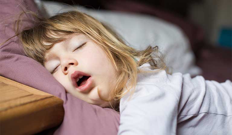 chữa ngủ ngáy ở trẻ sơ sinh