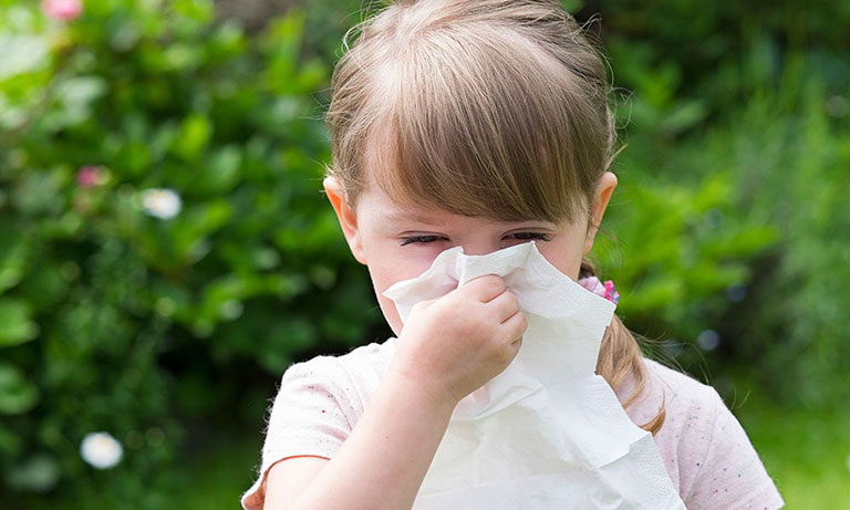 Trẻ bị hắt hơi sổ mũi là bệnh gì