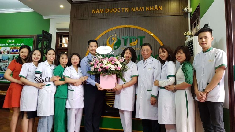 Công ty CP Nghiên cứu và Ứng dụng Thuốc dân tộc tặng hoa tri ân ngày Thầy thuốc Việt Nam 27 - 2
