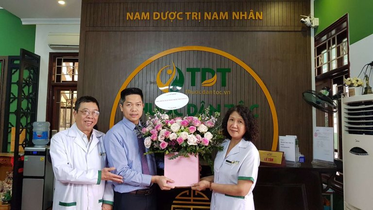Công ty CP Nghiên cứu và Ứng dụng Thuốc dân tộc tặng hoa tri ân ngày Thầy thuốc Việt Nam 27 - 2