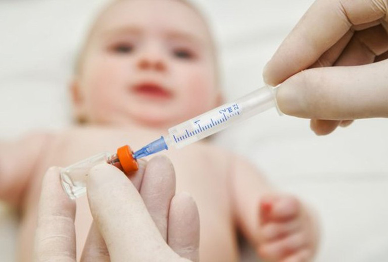 Tiêm phòng vacxin đầy đủ cho trẻ em giúp phòng tránh bệnh và ngăn ngừa sởi phát triển thành dịch