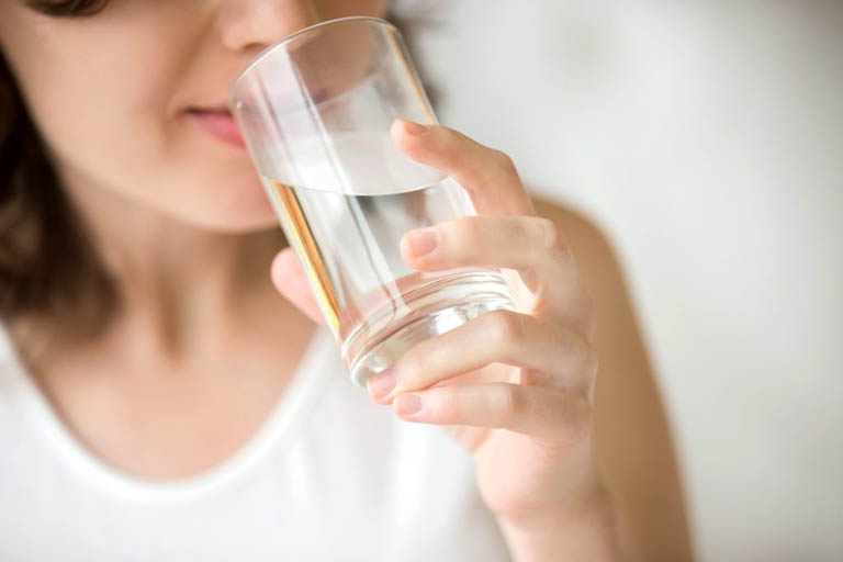 uống nước chữa nổi mề đay tại nhà