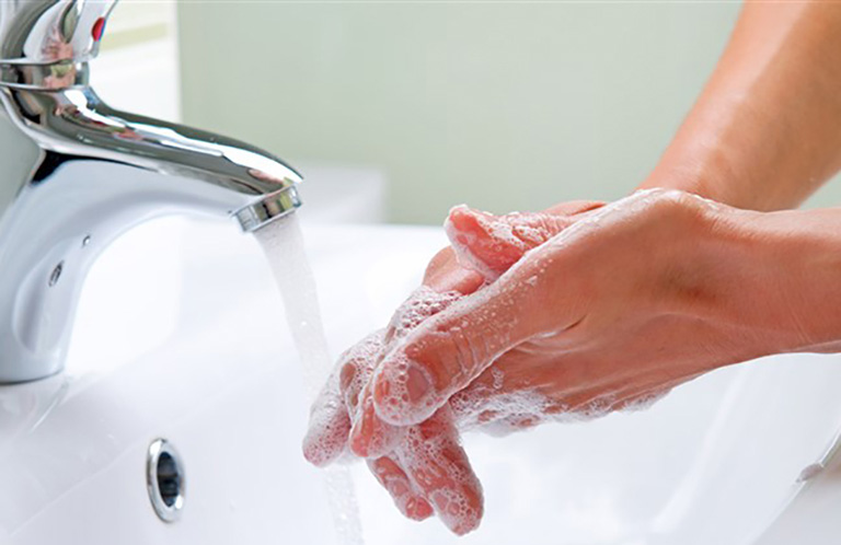 vệ sinh tay sạch sẽ trước khi sử dụng thuốc