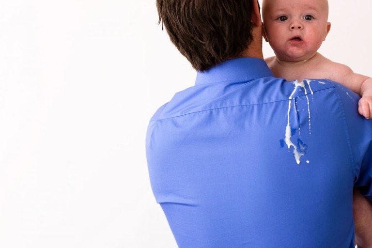 Trào ngược dạ dày ở trẻ 2 tháng tuổi – Ba mẹ cần làm gì?