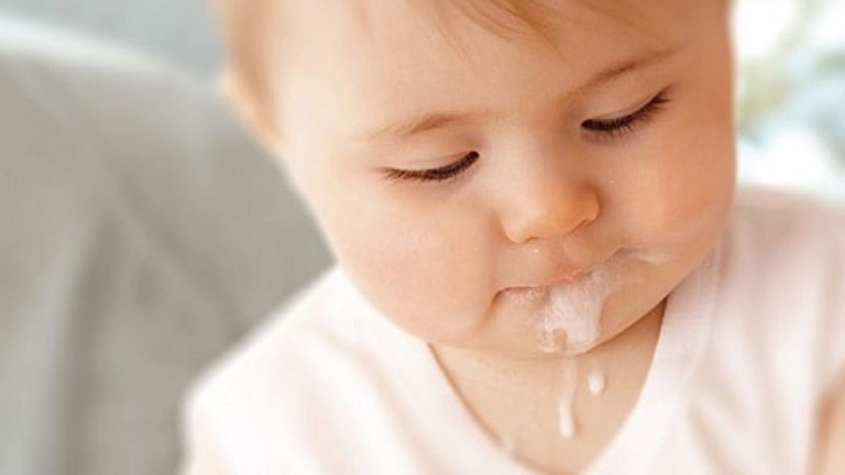 Trào ngược dạ dày ở trẻ 2 tháng tuổi – Ba mẹ cần làm gì?