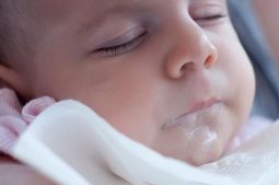 Nguyên nhân và cách xử lý khi bé bị ho và nôn khi ngủ