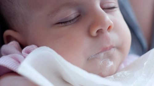 Nguyên nhân và cách xử lý khi bé bị ho và nôn khi ngủ
