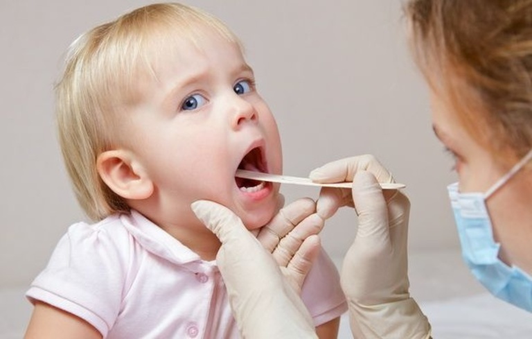 thăm khám để chẩn đoán họng ở trẻ em