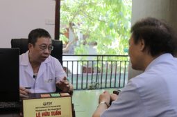Bác sĩ Tuấn khám cho diễn viên Nguyễn Hải