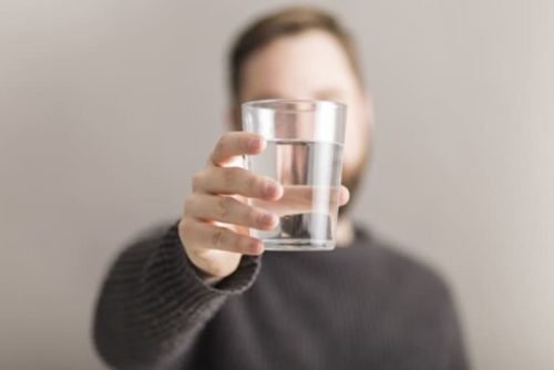 Bị sỏi thận có nên uống nhiều nước?