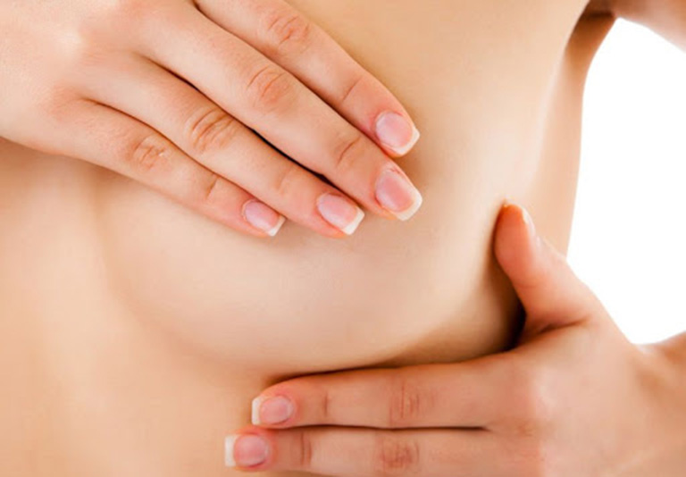 Massage điều trị rạn da ở vùng ngực