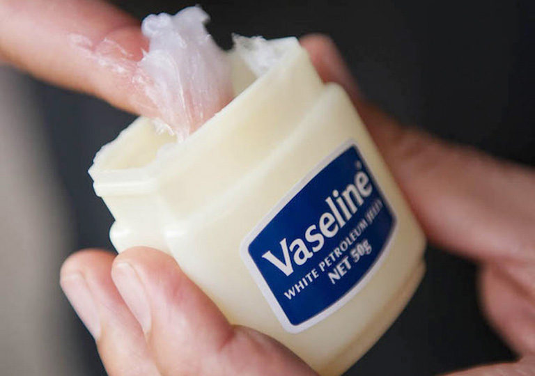 trị rạn da bằng Vaseline