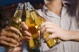 Uống nhiều rượu bia gây vô sinh, yếu sinh lý