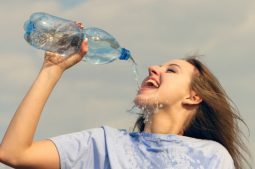 Uống nước nhiều có hại cho thận không?