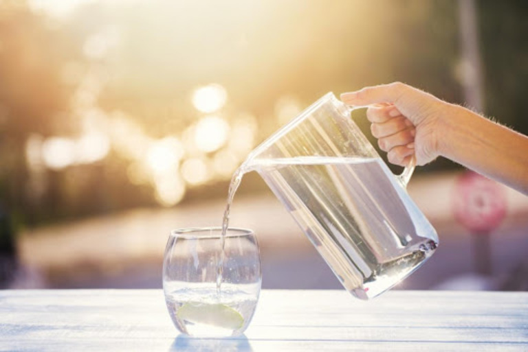 Uống nước nhiều có hại cho thận không?