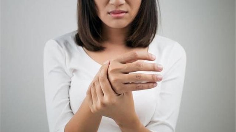 Cứng khớp ngón tay là bệnh gì?