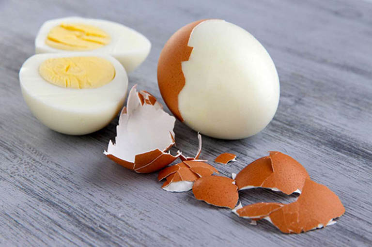 trứng gà chữa mắt thâm quầng vì mất ngủ 