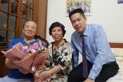 Bác sĩ Hồng Phương và Lương y Quang Hưng tới thăm GS Tài Thu