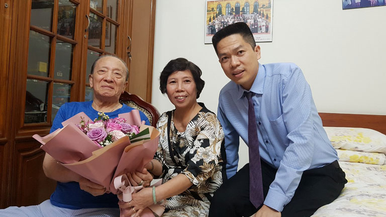 Bác sĩ Hồng Phương và Lương y Quang Hưng tới thăm GS Tài Thu
