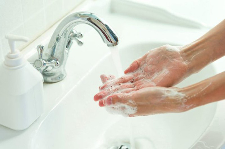 vệ sinh sạch sẽ tay chân phòng tránh nước ăn chân