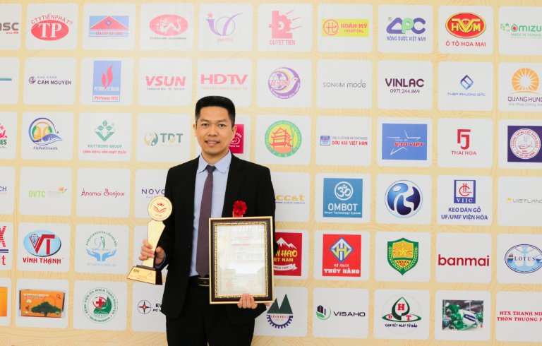 Ông Nguyễn Quang Hưng đại diện Trung tâm Thuốc dân tộc nhận giải thưởng cao quý