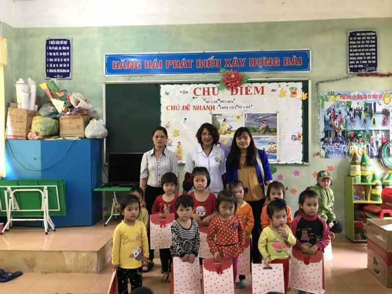Bác sĩ Tuyết Lan trao quà cho các em học sinh trường mầm non Tân Hòa - Lạng Sơn