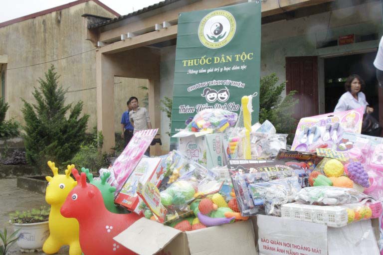 Hàng trăm suất quà gửi tặng các em nhỏ xã Lạng Sơn