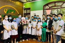 Ông Nguyễn Quang Hưng đại diện ban lãnh đạo Trung tâm Thuốc dân tộc tặng hoa và quà cho các bác sĩ, cán bộ Trung tâm Thuốc dân tộc