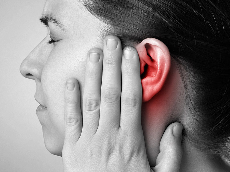 Bị lùng bùng lỗ tai là bệnh gì? Làm sao hết?