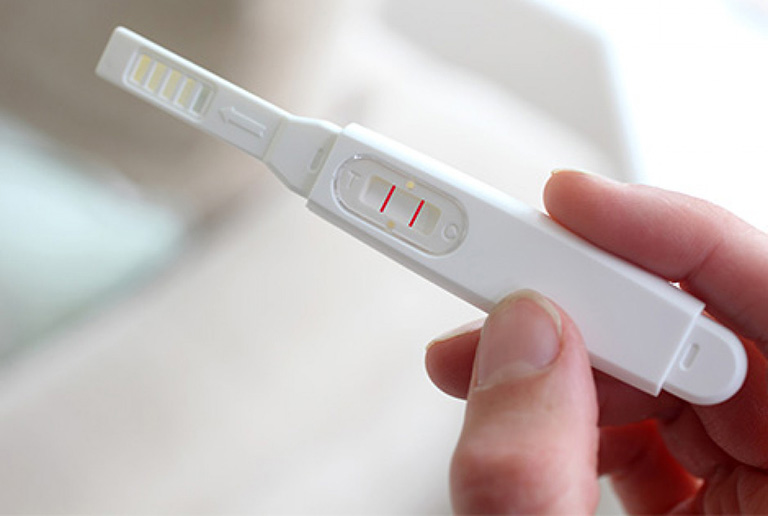 mang thai ngoài tử cung thử thai có lên vạch không