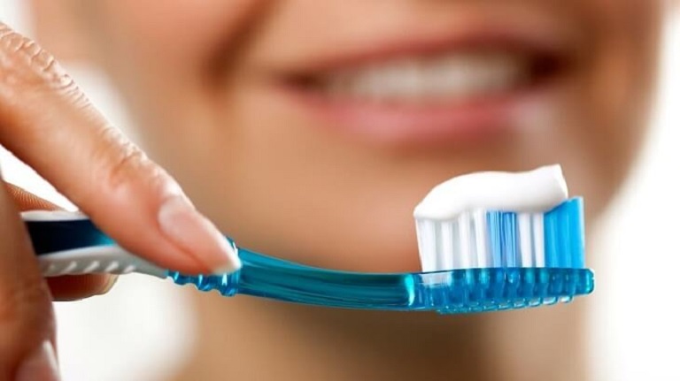 Vệ sinh răng miệng đúng cách là biện pháp ngăn ngừa vi khuẩn gây tổn thương răng hữu hiệu