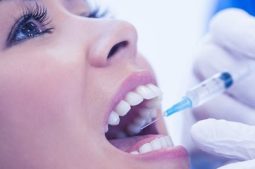 Quy trình trồng răng sứ - Tiến hành vệ sinh răng miệng và gây tê