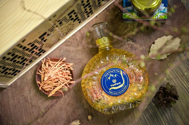 Rượu đông trùng hạ thảo Vietfarm tạo hình thẩm mỹ, sang trọng và thơm ngon