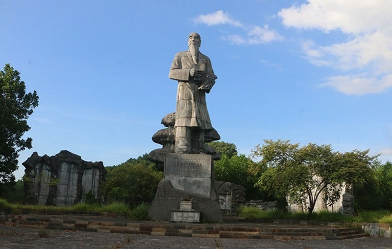 Tượng đài đại danh y Hải Thượng Lãn Ông trên đỉnh núi Cánh Diều tại xã Sơn Trung, Hương Sơn, Hà Tĩnh