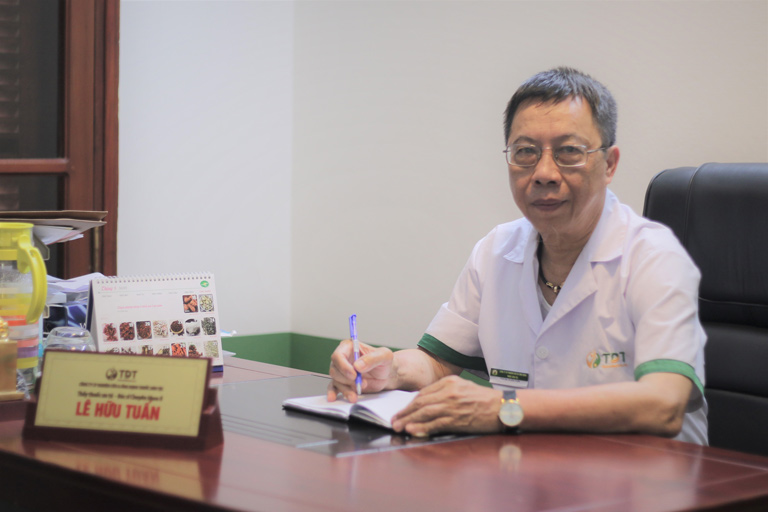 Thầy thuốc ưu tú, kiêm Bác sĩ chuyên khoa II Lê Hữu Tuấn