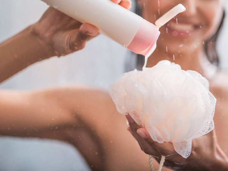 Bị viêm nang lông nên tắm bằng gì?