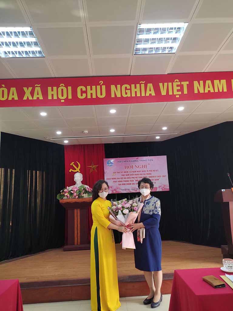Đại diện lãnh đạo Hội LHPN phường Tràng Tiền tặng hoa bác sĩ Nguyễn Thị Nhuần