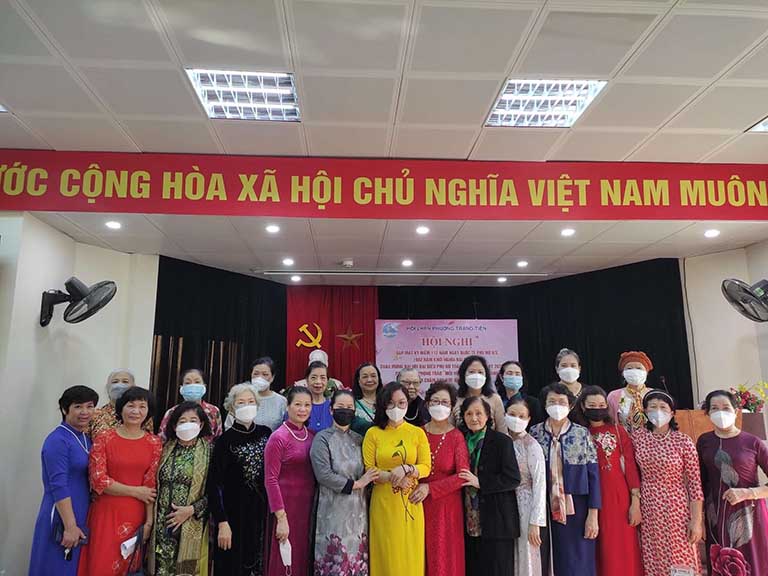Các chị, các bà, các mẹ phường Tràng Tiền chụp ảnh lưu niệm cùng bác sĩ Nguyễn Thị Nhuần