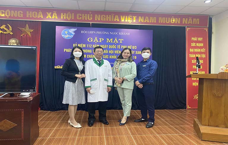Chuyên gia tâm lý Bùi Thị Hải Yến - Giám đốc Trung tâm Trị liệu tâm lý NHC (thứ 2 bên phải sang)