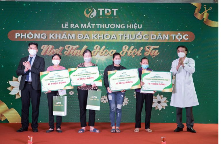 Trao tặng 4 phần quà trị giá 60 triệu đồng cho người dân phường Phú Đô