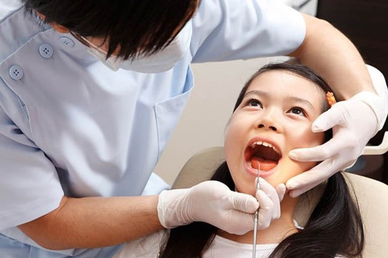 Khám sức khỏe răng miệng cho trẻ