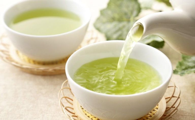 Cho vài lát gừng vào nước trà xanh không chỉ trị hôi miệng mà còn giúp nâng cao sức khỏe
