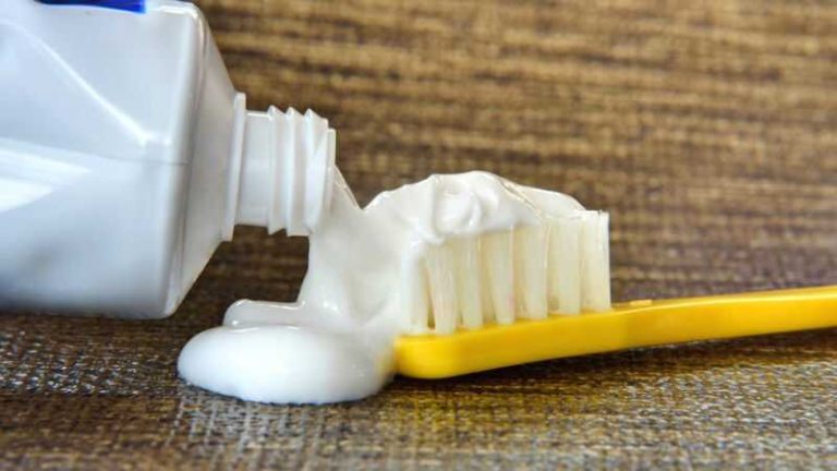 Khi chọn kem đánh răng trị hắc lào, bạn nên chọn các loại có màu trắng là tốt nhất